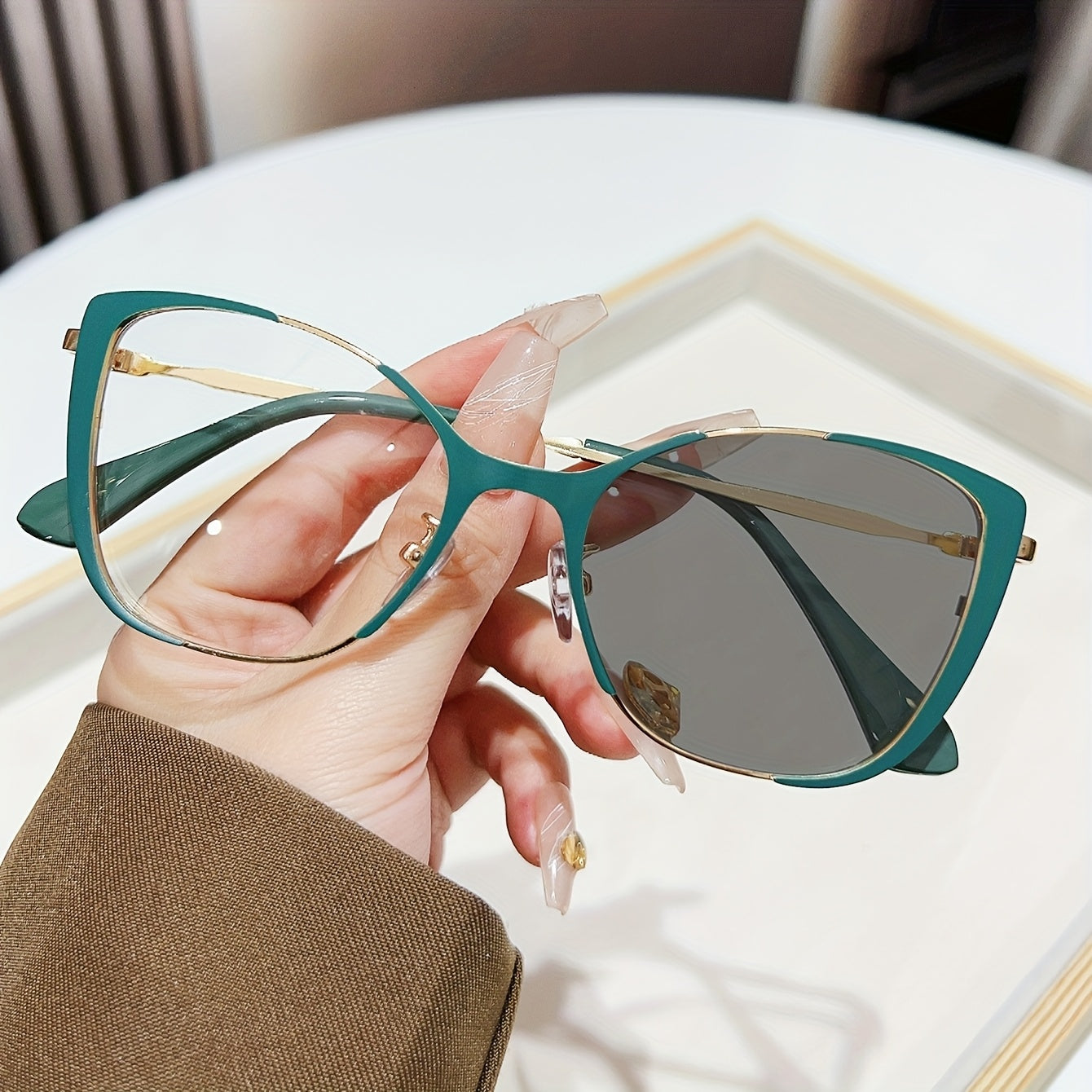 1pc Trendy Women's Y2K Cat Eye Photochromic Fashion Glasses - Retro Metal Frame