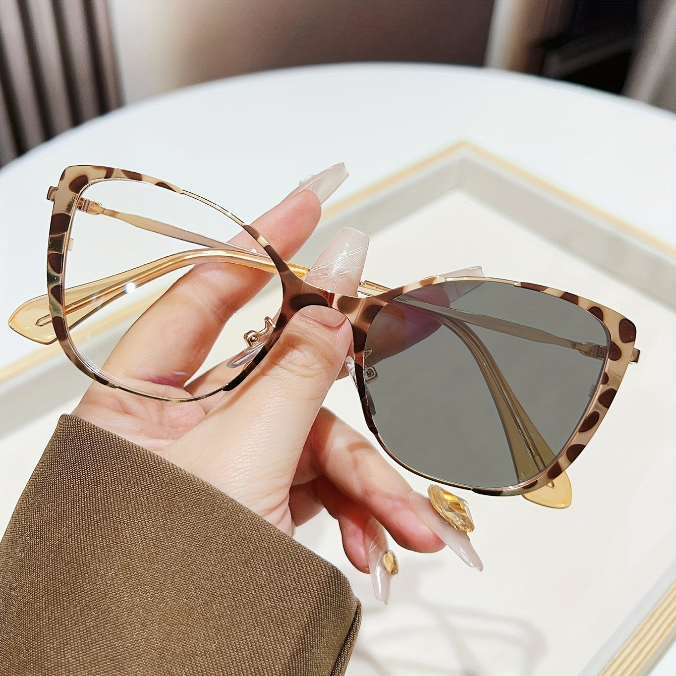 1pc Trendy Women's Y2K Cat Eye Photochromic Fashion Glasses - Retro Metal Frame